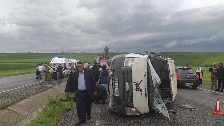 Depremde kaybettikleri yakınlarının kabrinden dönerken kaza geçirdiler: 12 yaralı