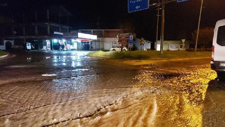 Elazığ’da sağanak; Bingöl kara yolunda ulaşım tek şeritten sağlanıyor