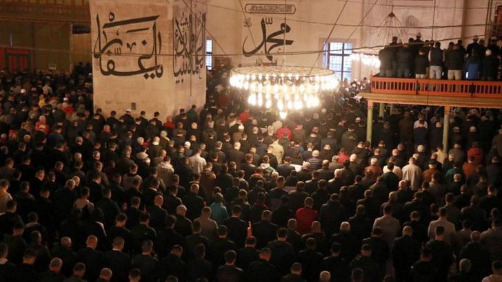 Edirne'de yaşayanlar bayram namazında Eski Cami'yi doldurdu