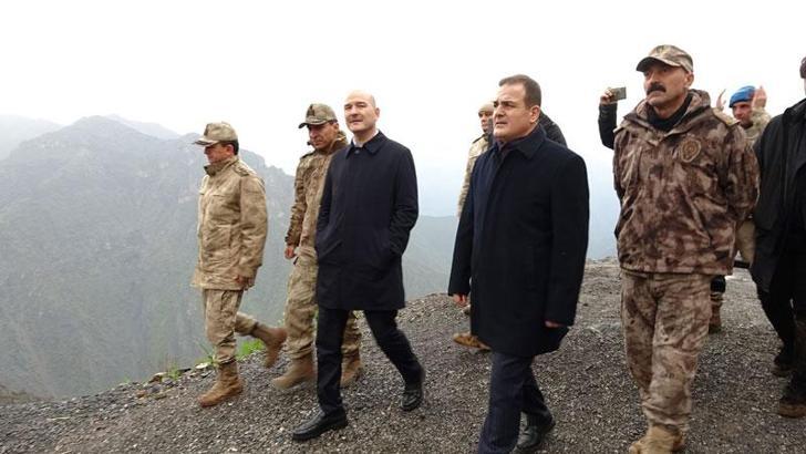 Bakan Soylu, bayram namazını Hakkari'deki üs bölgesinde askerlerle kıldı