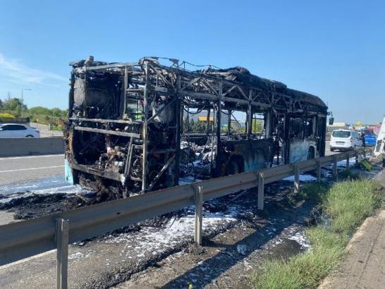 Kocaeli'de halk otobüsü yanarak kullanılamaz hale geldi