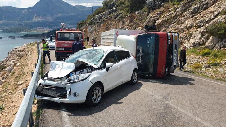 Kamyonetle otomobil çarpıştı: 6 yaralı