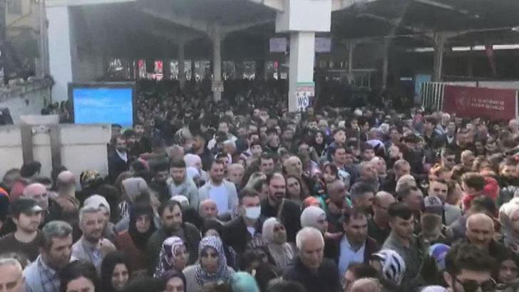 Eminönü'nde insan seli, tramvay seferleri durdu