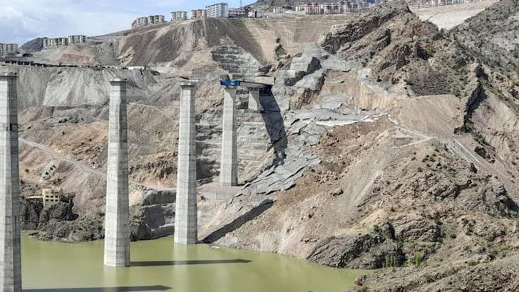 Yusufeli'ndeki heyelanda, inşası süren viyadük zarar görmedi