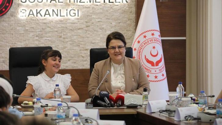 Bakan Yanık, koltuğunu depremzede Havva'ya devretti