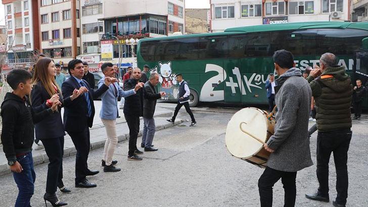 Hakkari'den 5 ile otobüs seferleri başladı; halaylarla karşıladılar