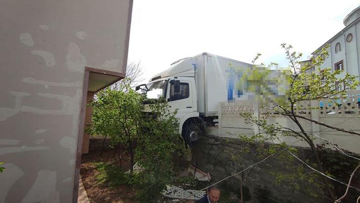 Freni boşalan kamyon, çarptığı duvarda askıda kaldı