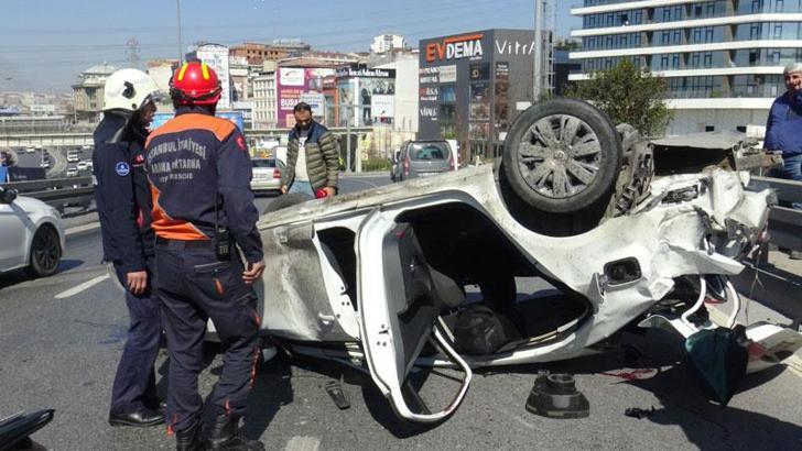 Avcılar'da bariyere çarpan otomobil takla attı: 1 yaralı