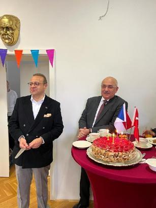 Prag’da Egemen Bağış’a doğum günü sürprizi