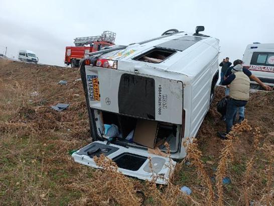 Van'da yolcu minibüsü devrildi; 12 İranlı yaralandı