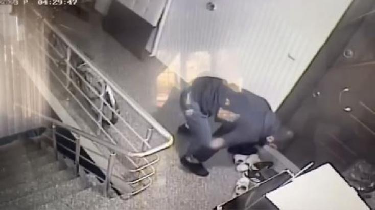 Kağıthane'de inceleyip beğendiği ayakkabıları çalan hırsız kamerada