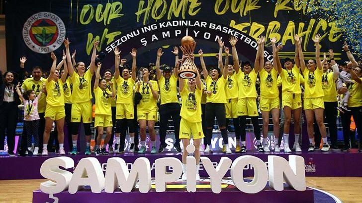 Fenerbahçe Alagöz Holding şampiyonluk kupasını aldı