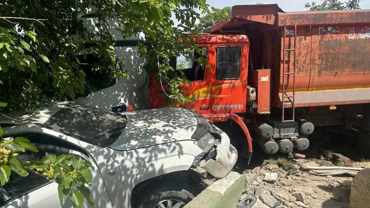 Freni boşalan kamyon 2 araca çarptı: 3 yaralı