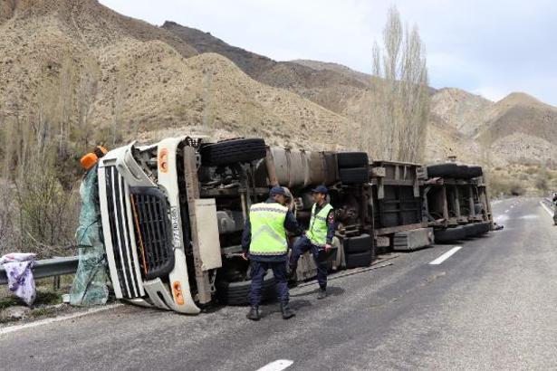 Freni boşalan TIR devrilip sürüklendi; sürücü yaralı