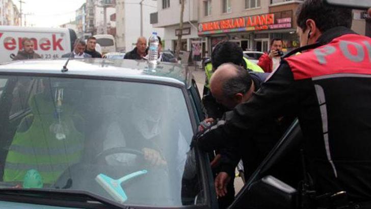 Park halindeki araçlara çarpıp şoka girince araçtan inemedi