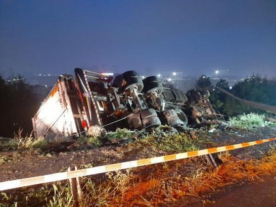 Başakşehir'de kamyon ağaçlık alana devrildi; otoyola düşmesini engellemek için halatlı önlem