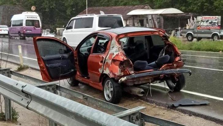 Kontrolden çıkan otomobil bariyerlere çarptı: 2 ölü, 1 yaralı