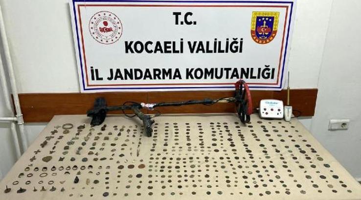 Otomobilinde tarihi obje ile yakalanınca evine baskın yapıldı; 460 adet tarihi eser ele geçirildi