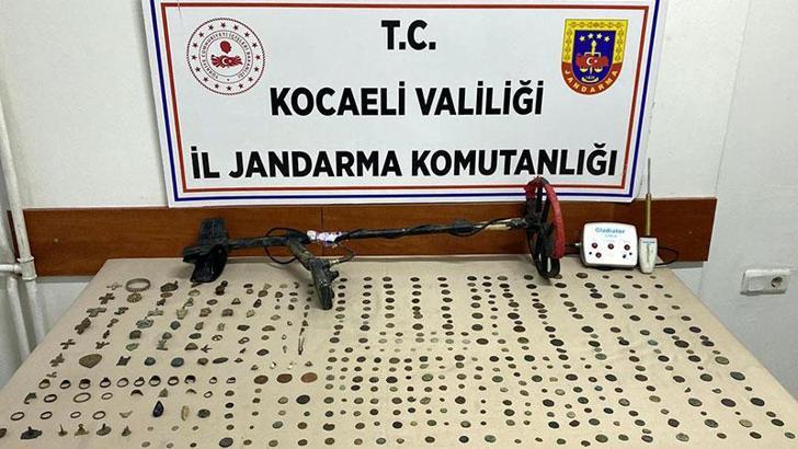 Otomobilinde tarihi obje ile yakalanınca evine baskın yapıldı; 460 adet tarihi eser ele geçirildi