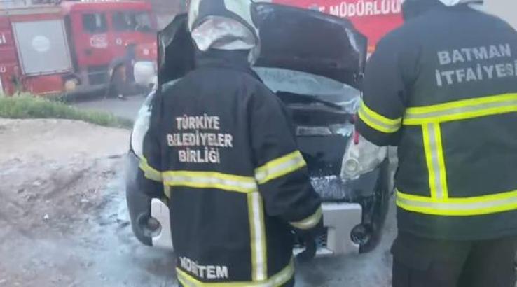 Batman’da park halindeki araç yandı
