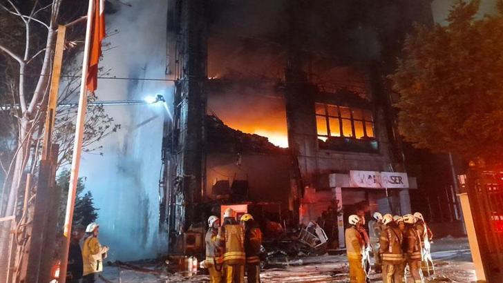 Akit Medya Grubu'nun da bulunduğu binada çıkan yangın devam ediyor