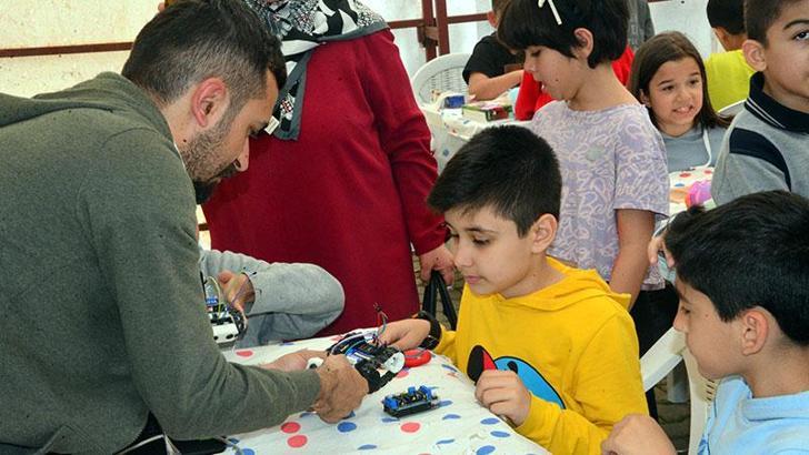 Gönüllü öğretmenler, depremzede öğrencilere bilim öğretiyor