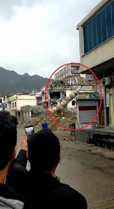 Batman'da 40 yıllık cami ve minaresine kontrollü yıkım kamerada