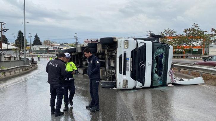 TIR devrildi, yolda uzun araç kuyrukları oluştu