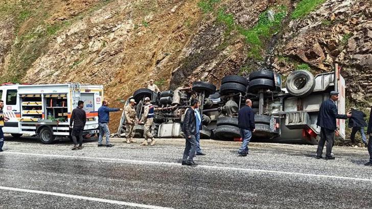 Devrilen tankerde sıkışan sürücüyü AFAD ekipleri çıkardı