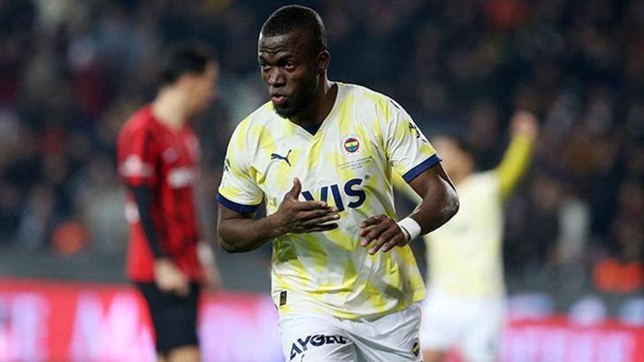 Enner Valencia ambulansla hastaneye götürüldü