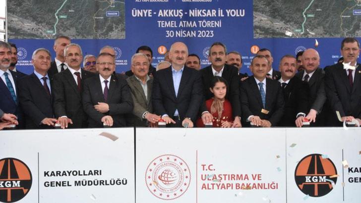 Bakan Karaismailoğlu ve Özer, Ünye-Akkuş-Niksar kara yolunun temel atma törenine katıldı