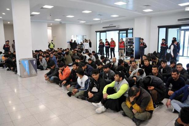 138 kaçak göçmen sınır dışı edildi