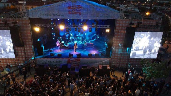 Duman konseriyle sona eren Alaçatı Ot Festivali'ne 1.3 milyon ziyaretçi