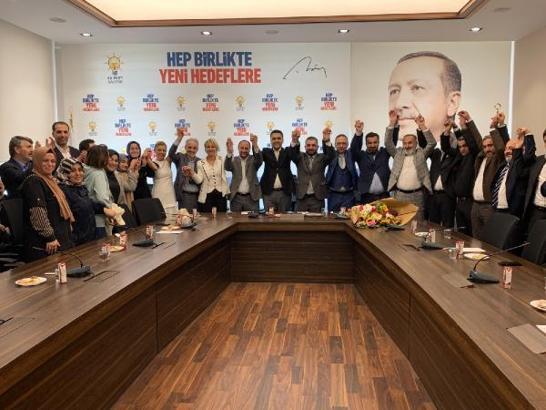AK Parti’ye geçen TDP’lilere rozetleri takıldı