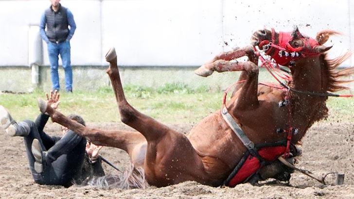 Rakibini yakalamak isteyen ciritçi ölümden döndü