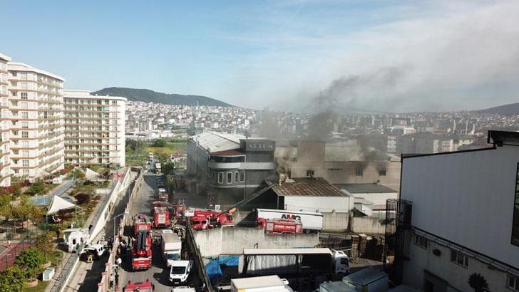 Sancaktepe'de 3 katlı mobilya atölyesinde çıkan yangın söndürüldü