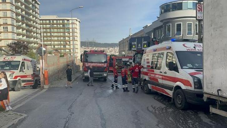 Sancaktepe'de 3 katlı mobilya atölyesinde çıkan yangın söndürüldü