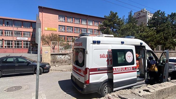 2 liseli, yedikleri köfteden zehirlendikleri şüphesiyle hastaneye kaldırıldı