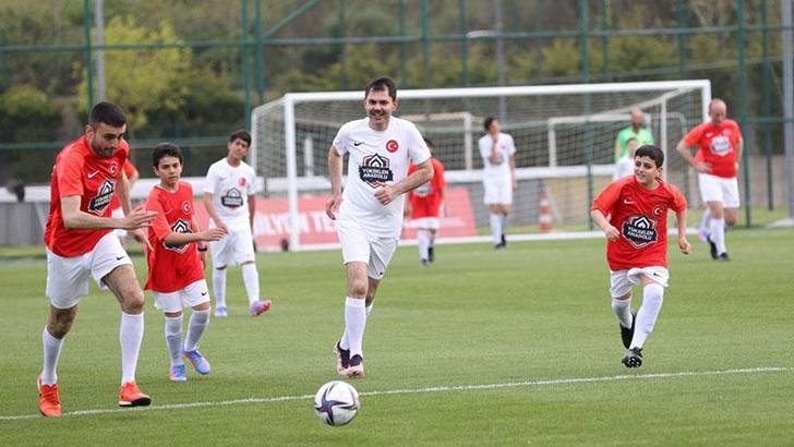 Bakan Kurum, depremzede çocuklarla maç yaptı; dostluk kazandı