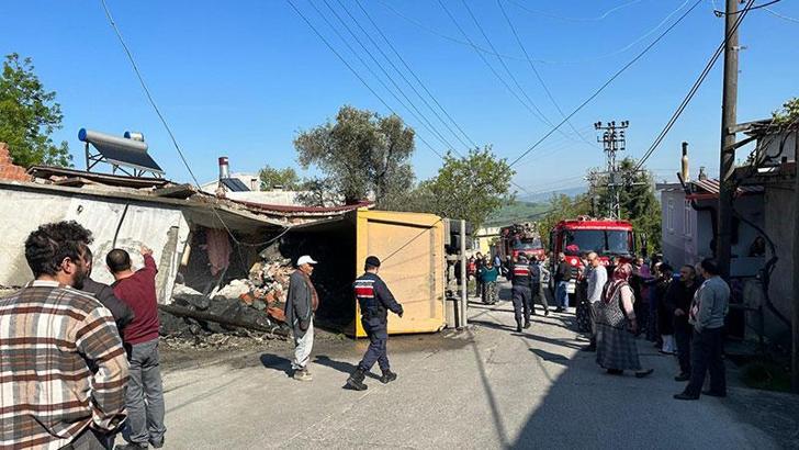 Virajı alamayıp, eve giren hafriyat kamyonunun sürücüsü ağır yaralandı