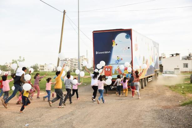 Garanti BBVA'nın gezici TIR’ı deprem bölgesindeki çocuklarla buluştu