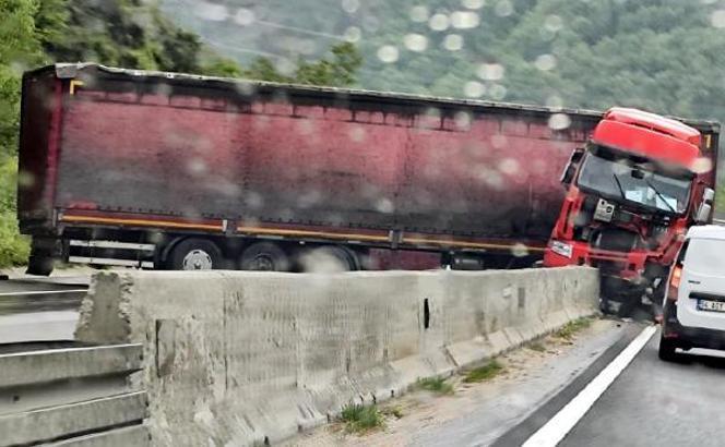Sakarya’da kaza yapan TIR'a otomobil çarptı: 4 kişi yaralandı