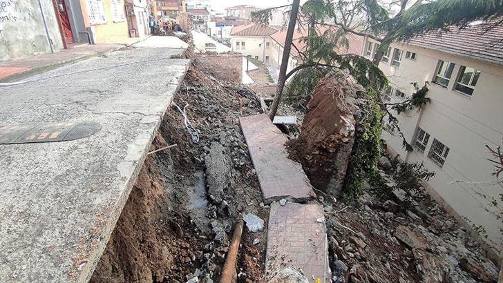 Beyoğlu'nda istinat duvarı okulun bahçesine çöktü, 3 bina boşaltılarak mühürlendi