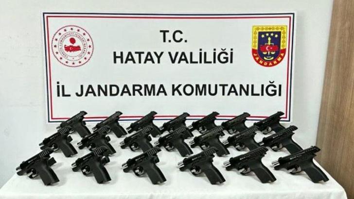Hatay'da kargo kolilerinden 20 tabanca ele geçirildi