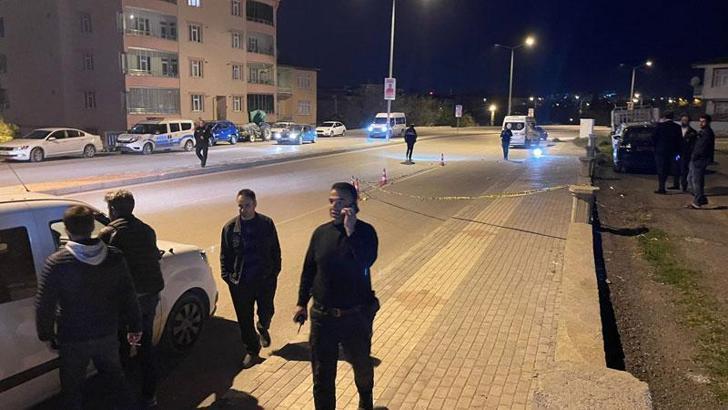 CHP İl Başkanının park halindeki aracının yanında havaya ateş açan 2 kişiye gözaltı