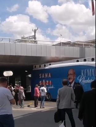 CHP seçim otobüsü köprüye sıkıştı