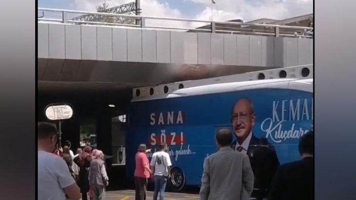CHP seçim otobüsü köprüye sıkıştı