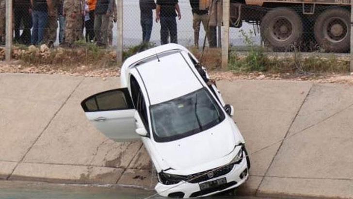 Düğüne gidenlerin otomobili kanala uçtu; 2 ölü, 1 yaralı, 1 kayıp