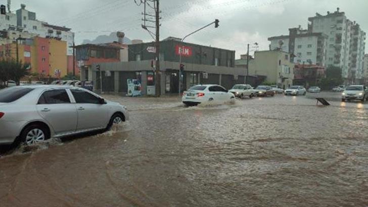 Kozan'da sağanak; dereler taştı, yollar göle döndü