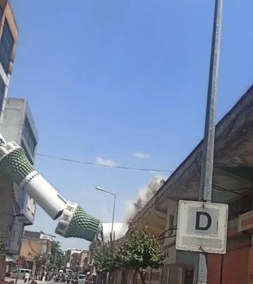 Depremde hasar gören minare kontrollü olarak yıkıldı